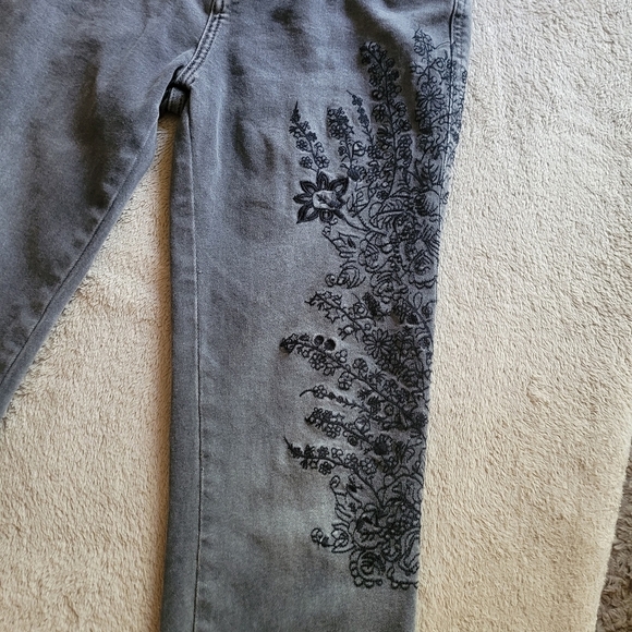 We The Free faded black floral embroidered raw hem jeans size 25​ - Picture 8 of 15